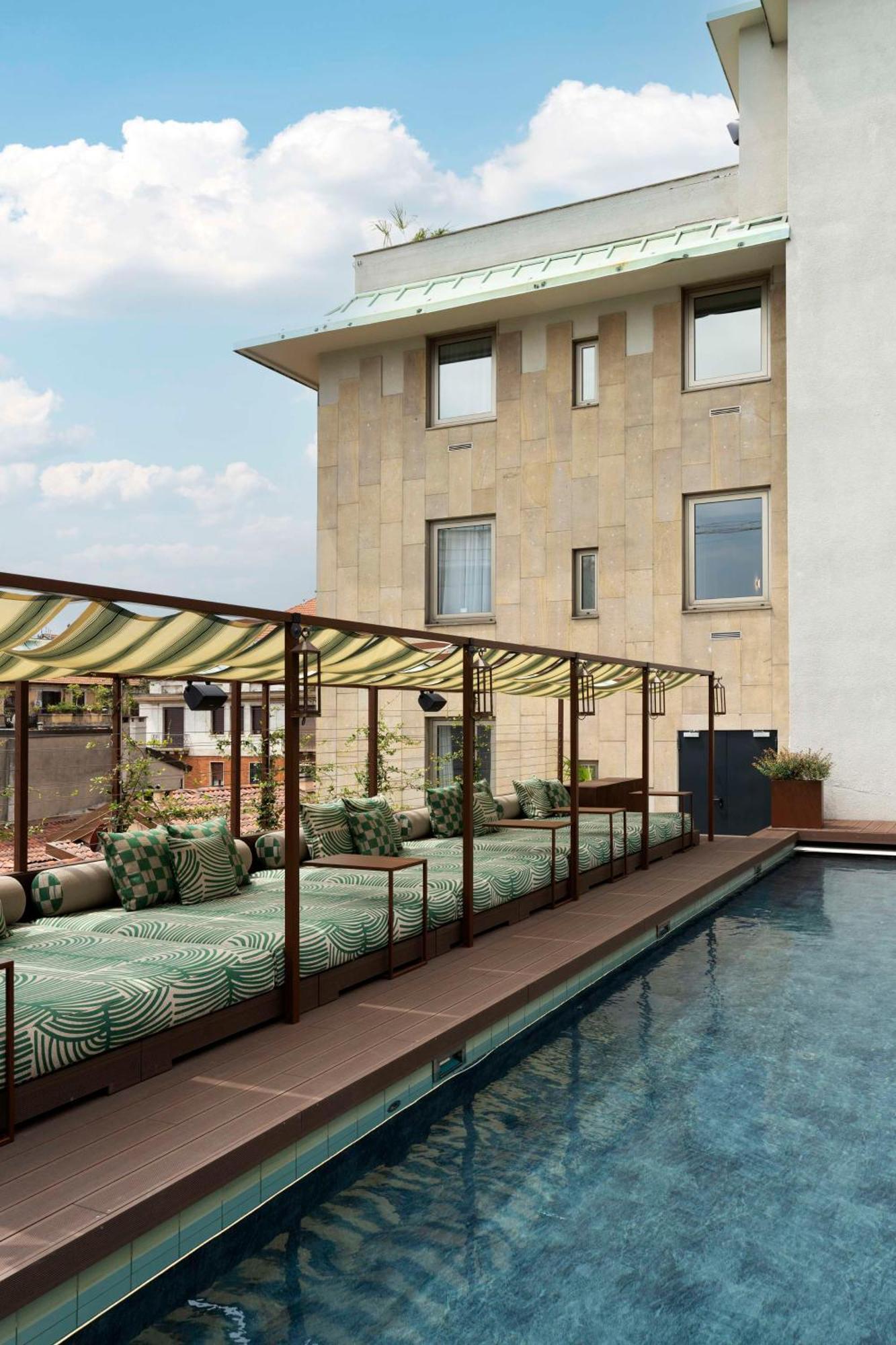 Radisson Collection Hotel, Santa Sofia Milan Luaran gambar The rooftop pool at the Mandarin Oriental, Munich